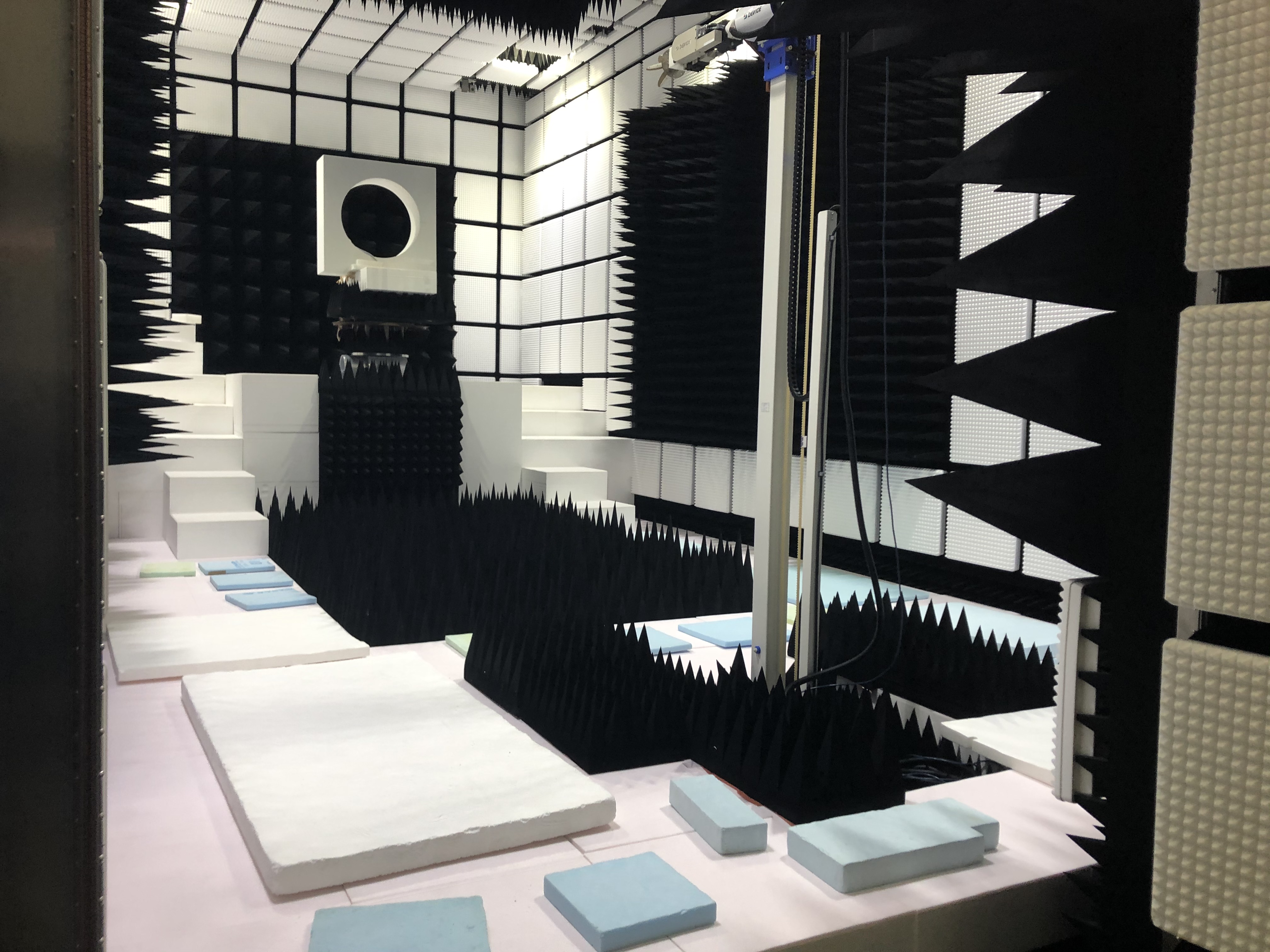 大型電波無響室(6面電波暗室)